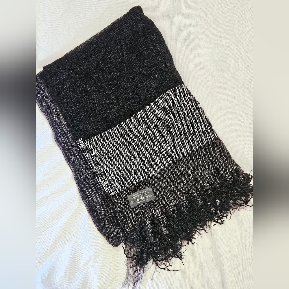 Buoux Terner Colorblock Scarf Black & Gray Knit Wrap with Fringe 68"X22" Viscose